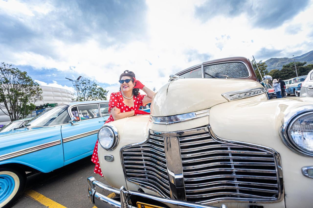 El desfile de carros clásicos y antiguos tuvo gran acogida en Bogotá.