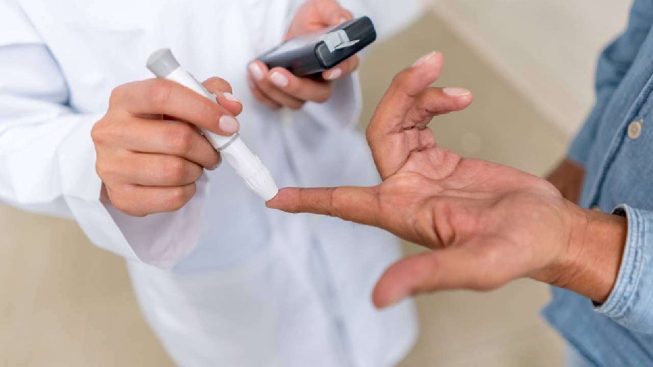 La alimentación, el peso corporal, la actividad, y el estrés, son algunos factores para tener en cuenta al momento de mantener los niveles de azúcar en la sangre. Foto: GettyImages.