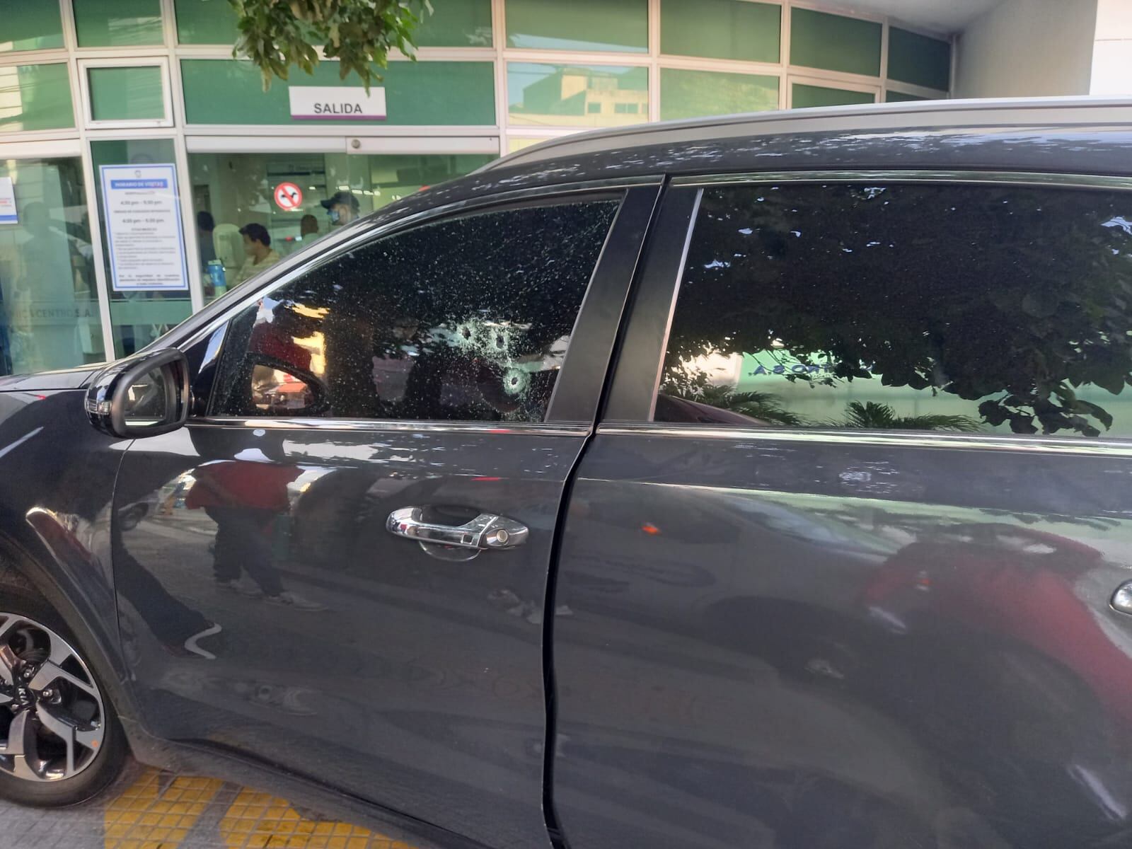 La víctima habría recibido al menos tres disparos.