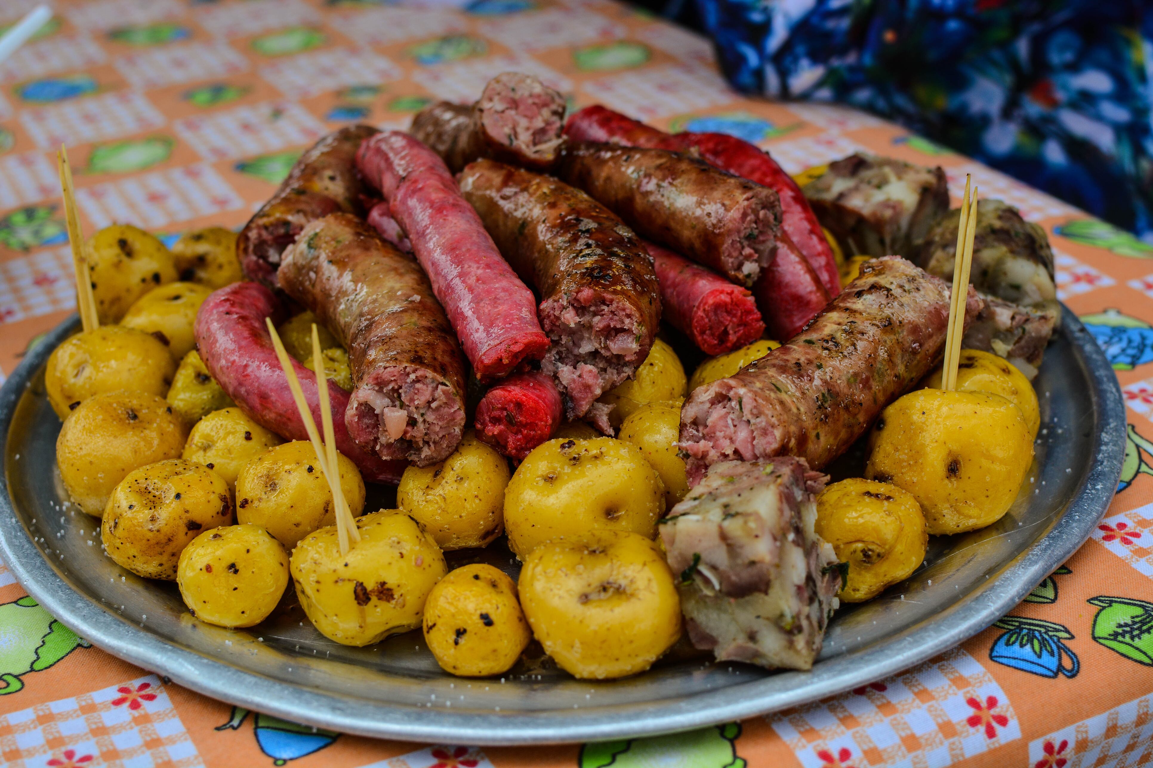 Comida rápida; Viaje; Presentación; Aficiones; Restaurante de comida rápida; Exploración; Colores; Culturas; Composición; Colombia; Mercado; Embutido; Carne; Bandeja; Plato; Mesa; Comida de la calle; Comida tradicional; Plato grande; Cultura biológica; Cultura colombiana