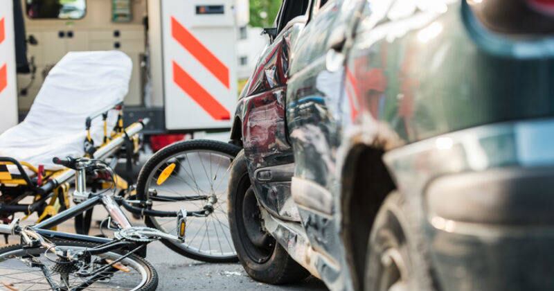 La Corte Constitucional estableció como conductas sancionatorias para el propietario, no adquirir el SOAT y no realizar la revisión técnico mecánica en los plazos establecidos por la ley.