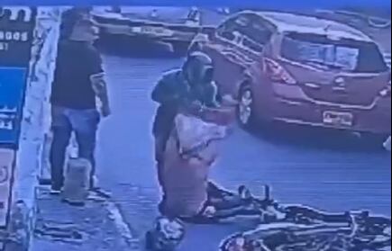 Luego de agredirlo verbalmente, le quitó la camiseta y emprendió la huida del lugar.