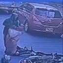 Luego de agredirlo verbalmente, le quitó la camiseta y emprendió la huida del lugar.