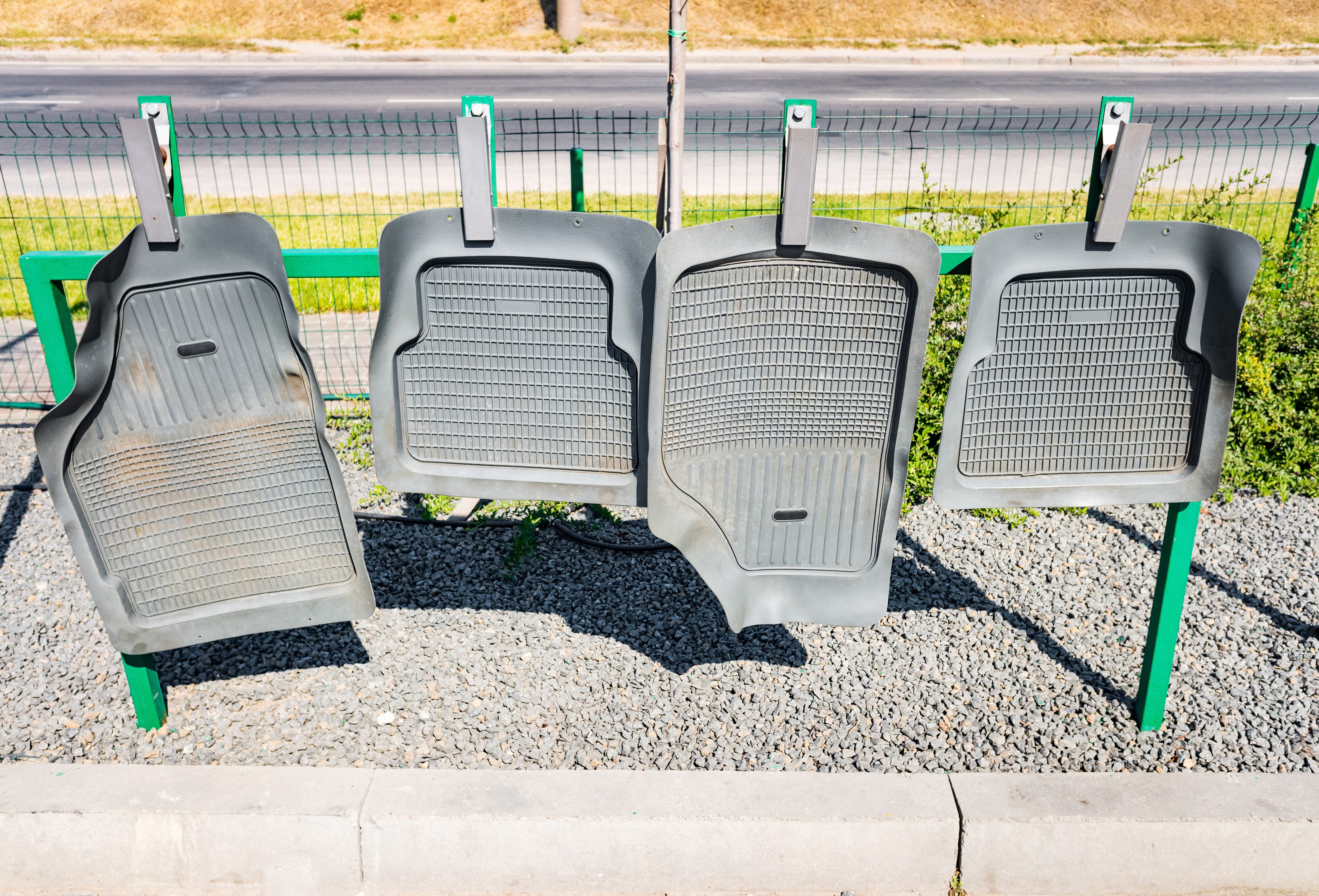 El cuidado y aseo es calve para evitar que el piso del carro termine con oxido y corrosión.