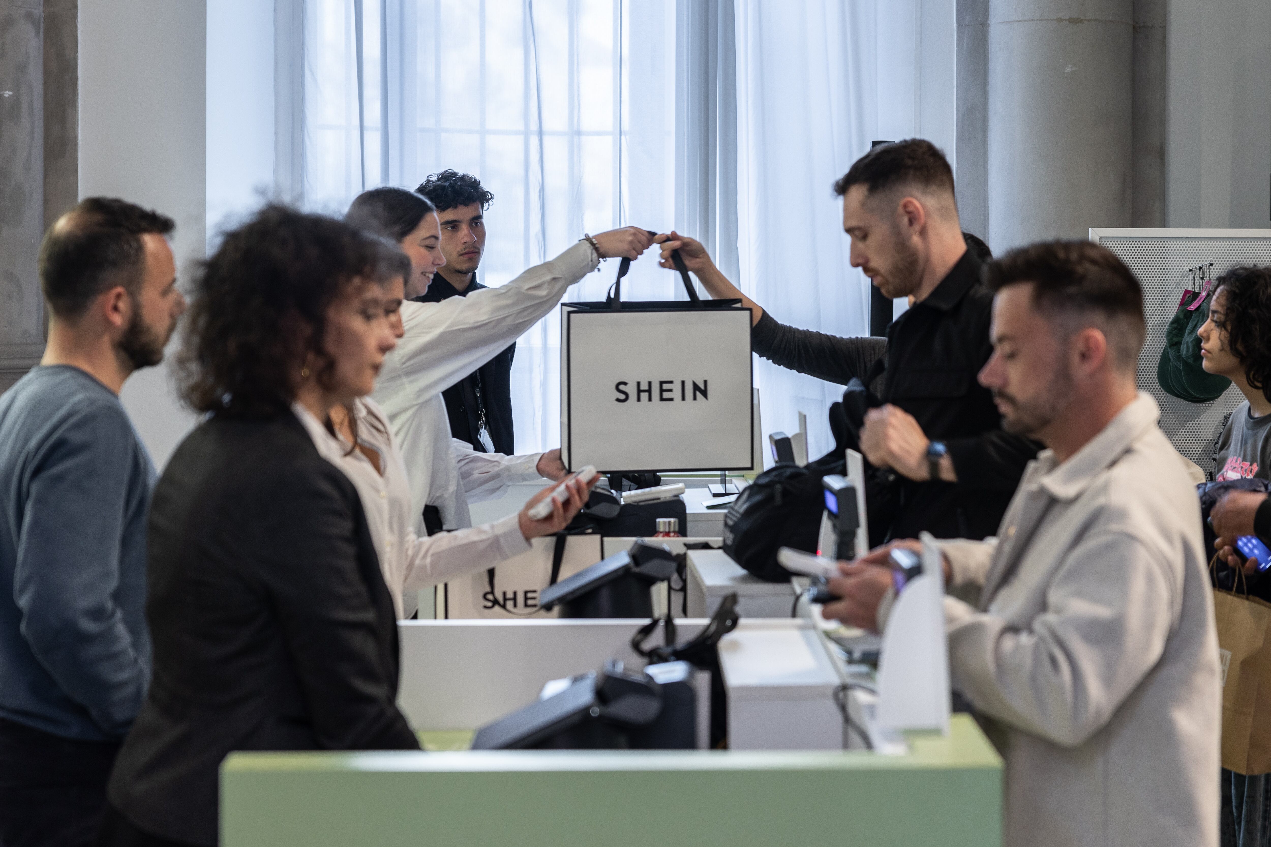 SHEIN, plataforma china de comercio electrónico especializada en moda ultrarrápida, organiza con frecuencia tiendas temporales para que los clientes puedan experimentar sus productos en persona e interactuar con la marca offline.
