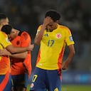 Johan Mojica se lamenta tras la derrota de Colombia frente a Uruguay en Montevideo