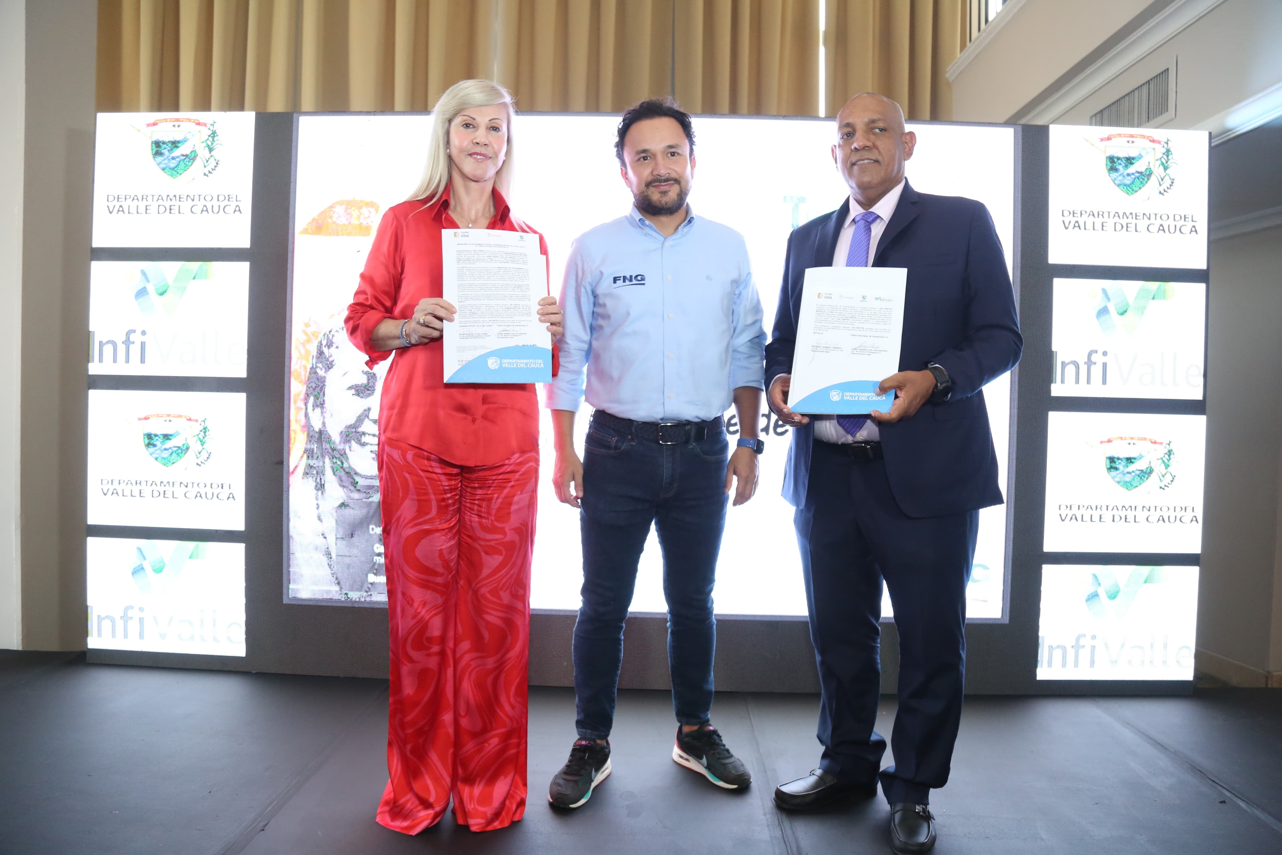 Dilian Francisca Toro, gobernadora del Valle, firmando el Memorando de Entendimiento