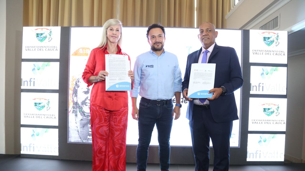 Dilian Francisca Toro, gobernadora del Valle, firmando el Memorando de Entendimiento
