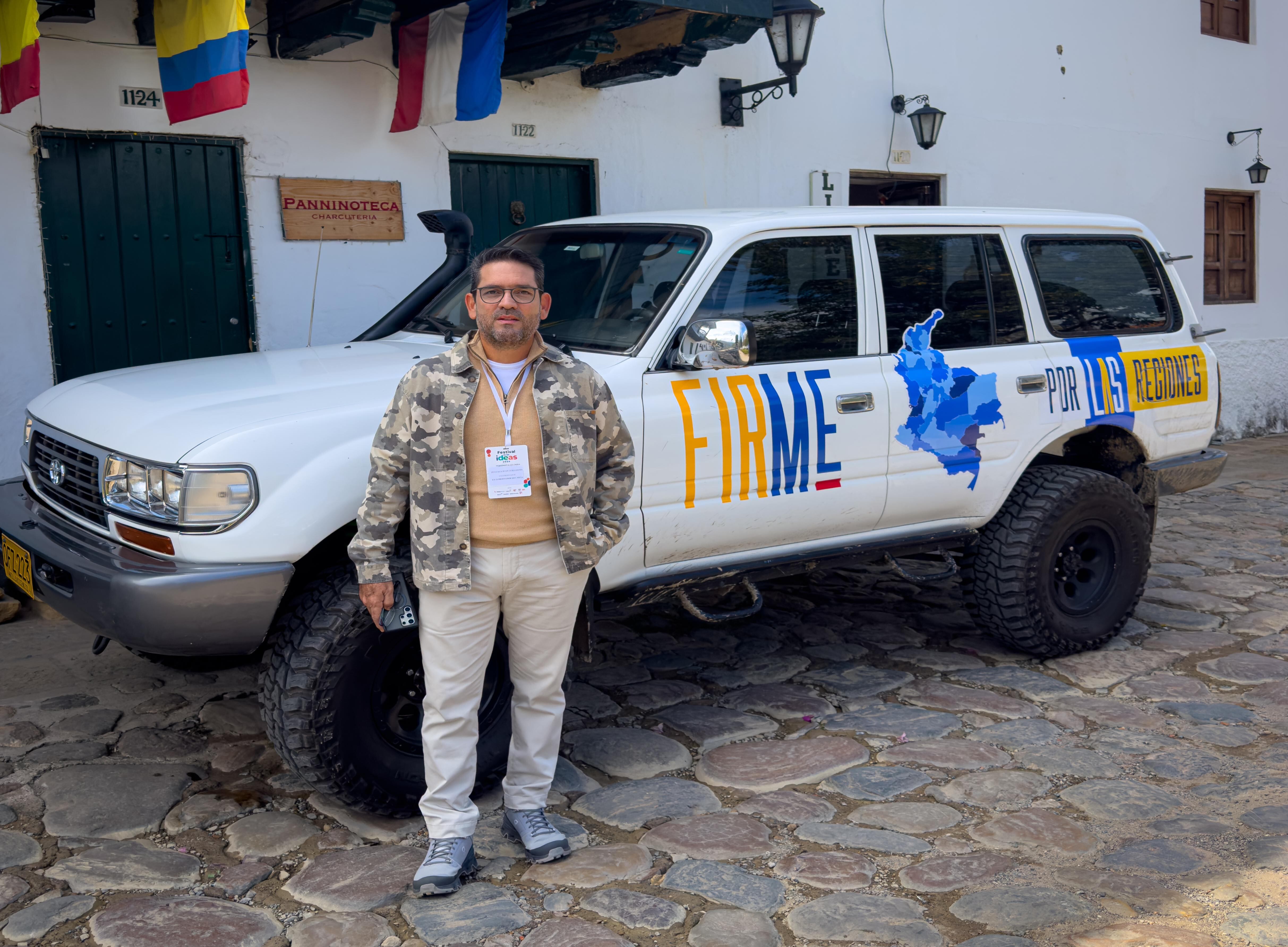 El exgobernador del Meta, Juan Guillermo Zuluaga, en los recorridos por el país en busca de firmas para el referendo.