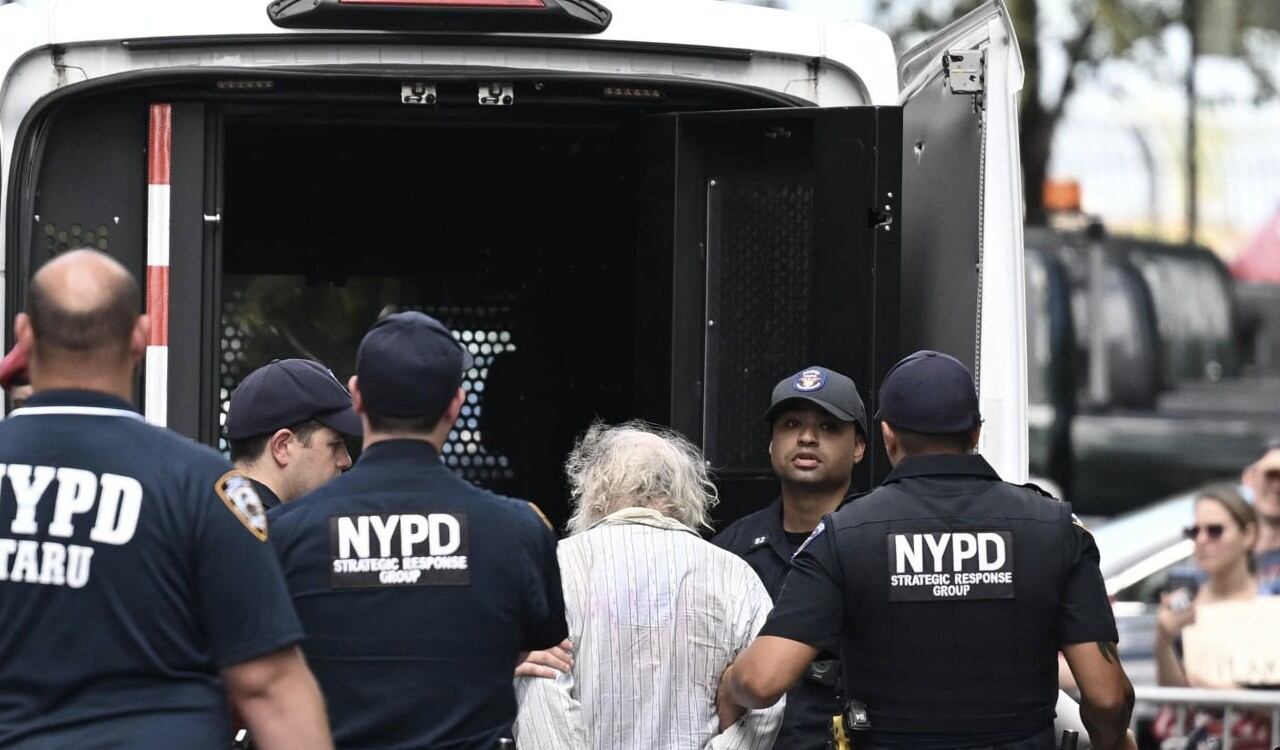 Un ciudadano de la tercera edad es detenido por los policías de Nueva York en las protestas que se dieron frente a la residencia del alcalde de Nueva York, Eric Adams