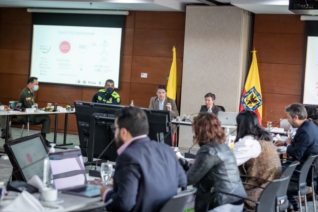 Momento en el que la alcaldesa Claudia López lidera el consejo de Seguridad.