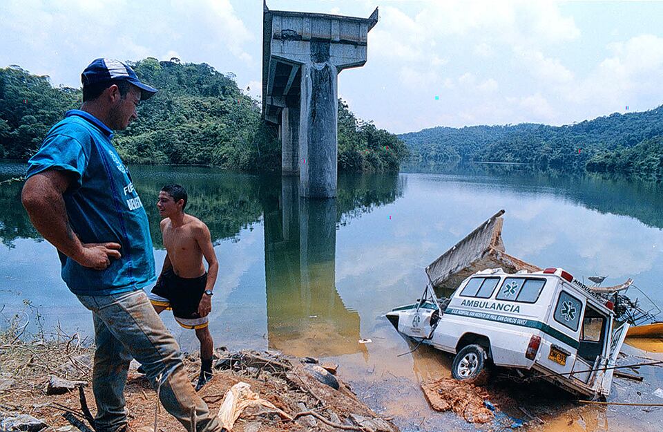 Un comando guerrillero dinamitó el 20 de febrero de 2002 el puente Danticas, que comunica los municipios antioqueños de San Carlos y San Rafael. Como consecuencia del atentado, una ambulancia cayó al vació y murieron tres personas, entre ellas una mujer embarazada. (Foto: Julio César Herrera/EL TIEMPO)