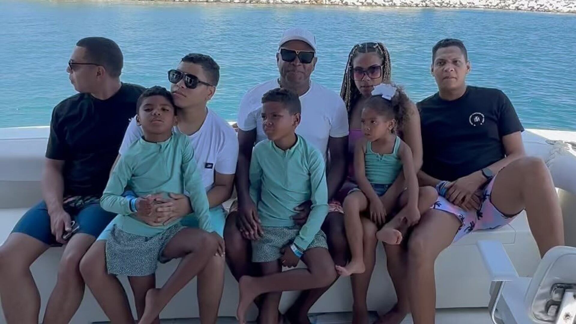 Omar Geles en compañía de sus siete hijos.