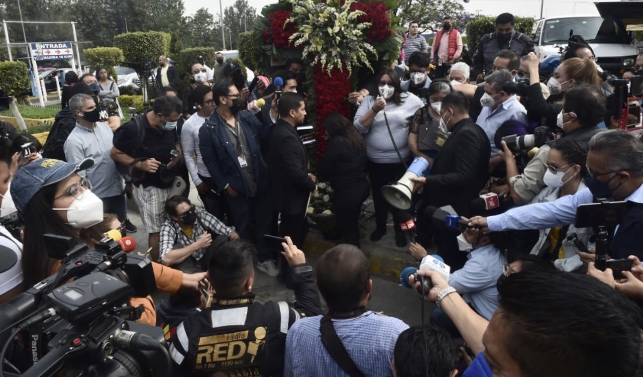Sobrevivientes y víctimas de la tragedia que ocurrió en la línea 12 del metro de México se reunieron para conmemorar el primer aniversario del fatídico accidente