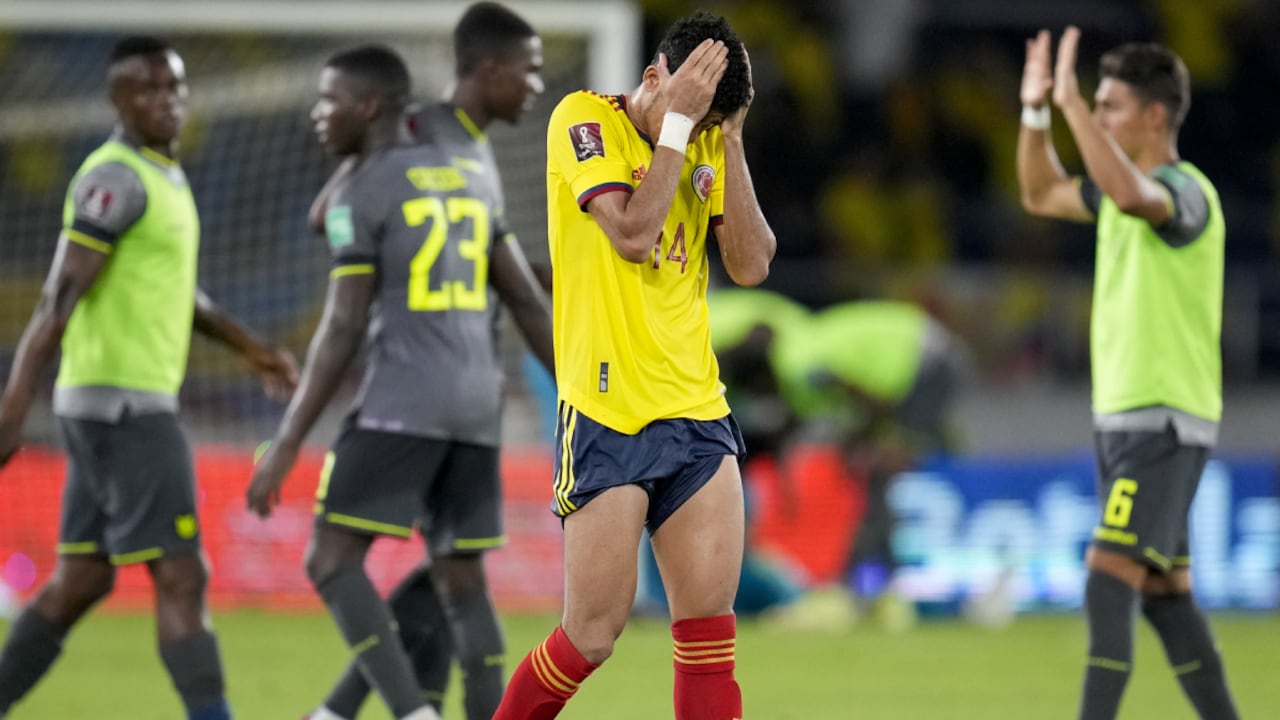 Tras un borbollón dentro del área ecuatoriana, Mina alcanzó a impactar en el último suspiro un esférico que se fue al fondo de las piolas con suspenso.