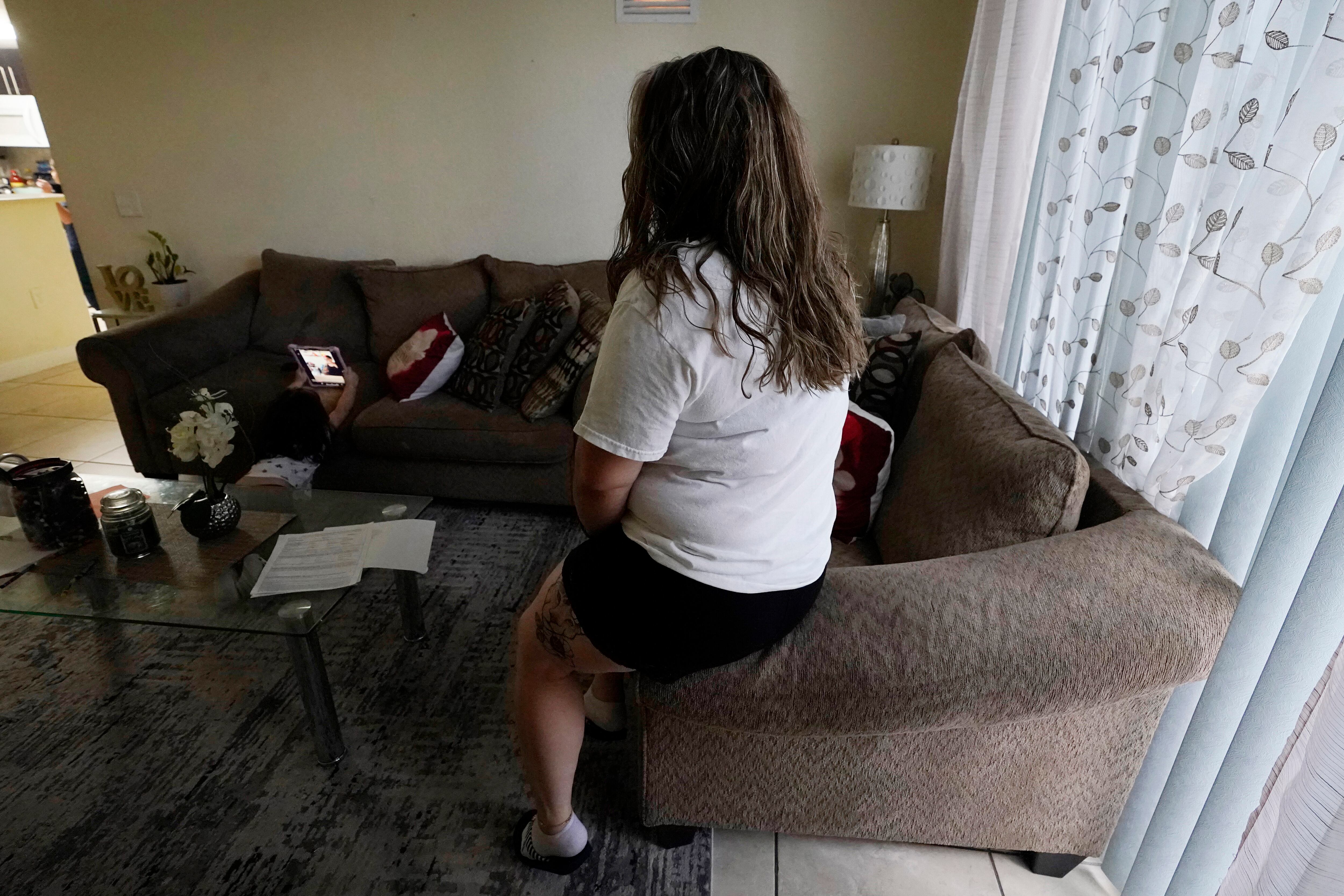 DeSantis, quien está en plena campaña para llegar a la presidencia del país, firmó la ley con la esperanza de conseguir el voto de electores conservadores y ha criticado al gobierno del presidente Joe Biden por permitir la llegada masiva de migrantes a través de la frontera con México.