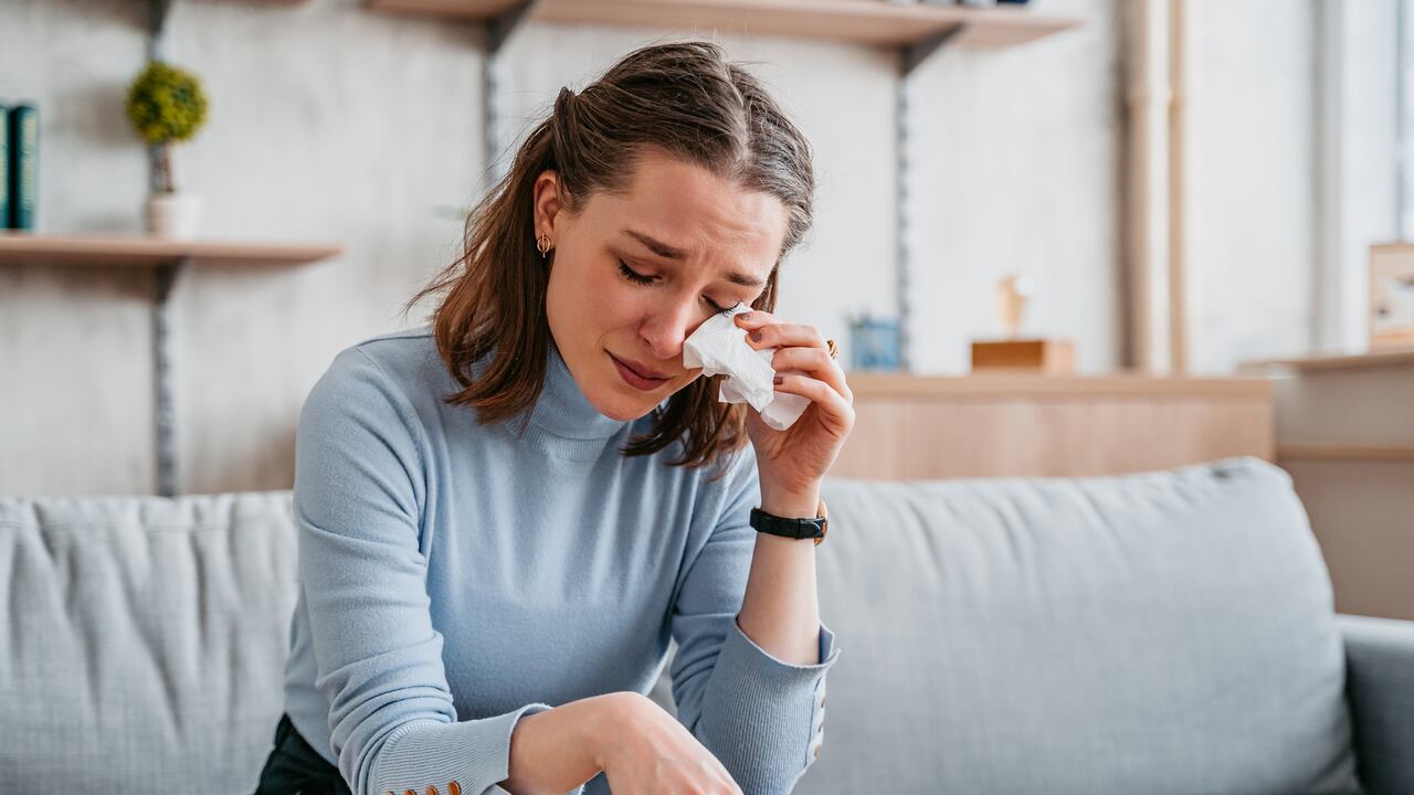 Una persona infeliz es aquella que experimenta de manera persistente sentimientos de insatisfacción.