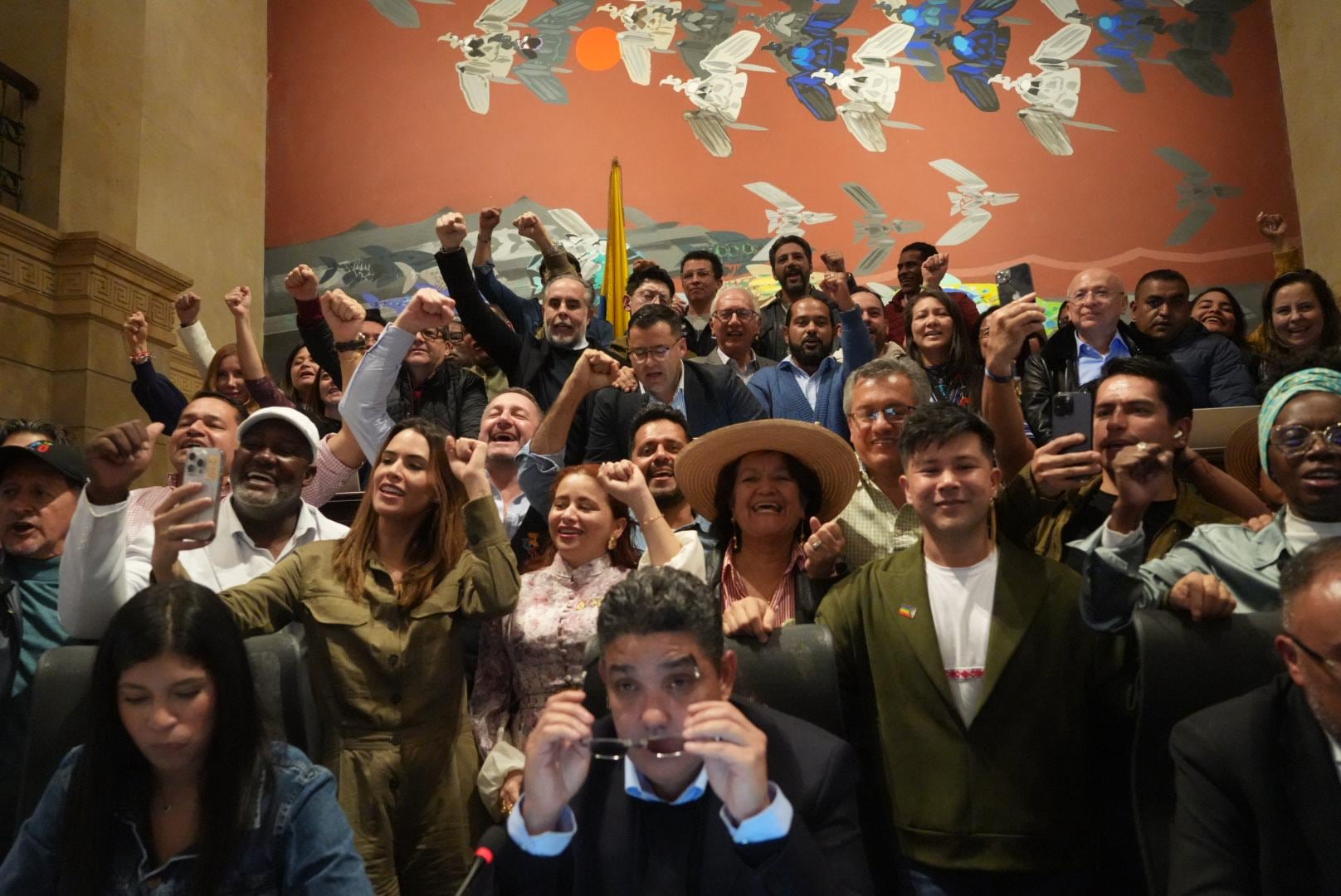 Funcionarios del Gobierno e integrantes del Pacto Histórico al finalizar las sesiones extraordinarias en la Cámara de Representantes.