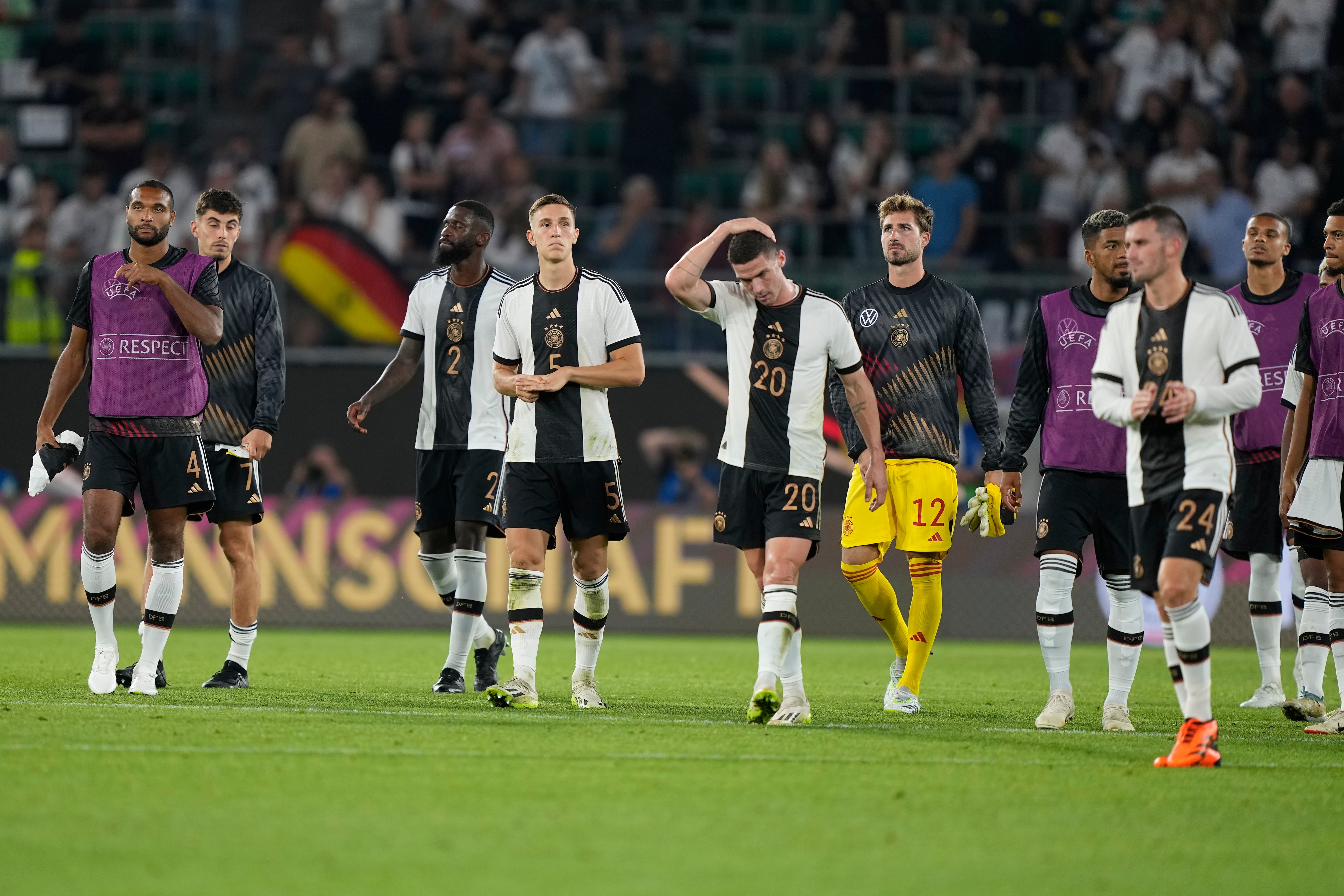 Los jugadores alemanes están abatidos después de un partido amistoso de fútbol internacional entre Alemania y Japón en Wolfsburg, Alemania, el sábado 9 de septiembre de 2023. Japón ganó 4-1. (Foto AP/Martin Meissner)