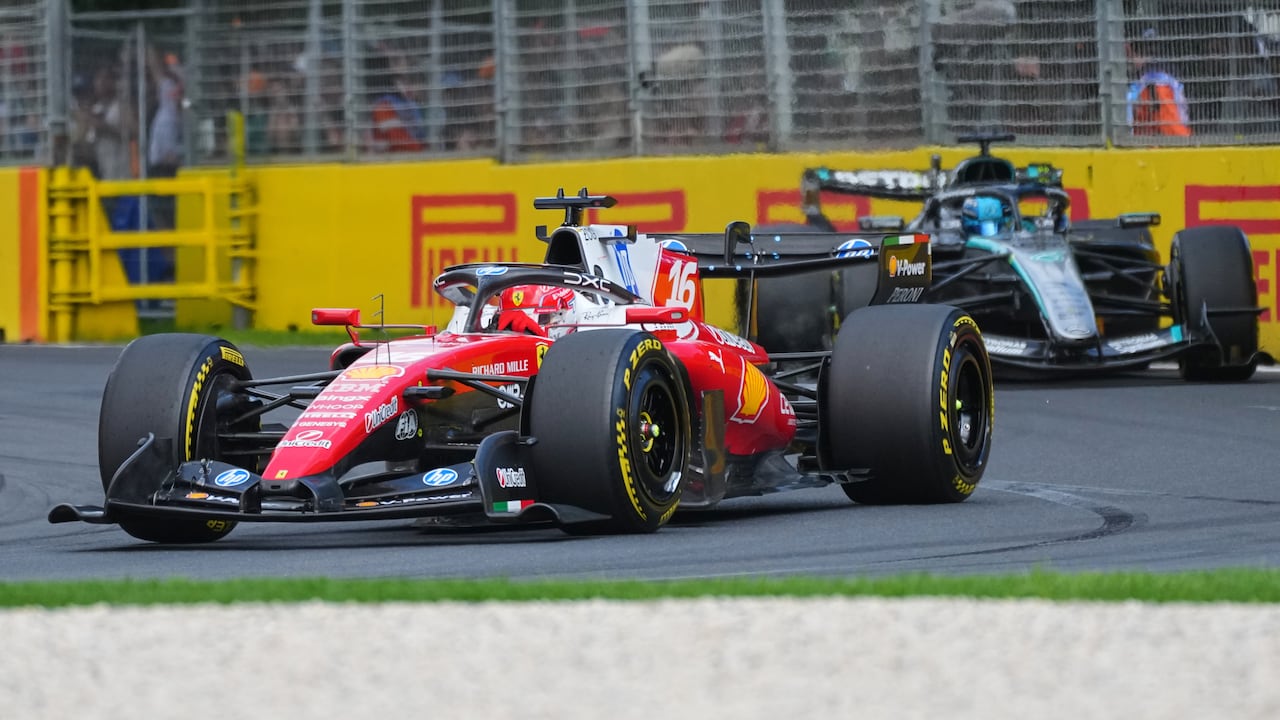 Charles Leclerc peleando por la posición contra George Russell en el GP de Australia.