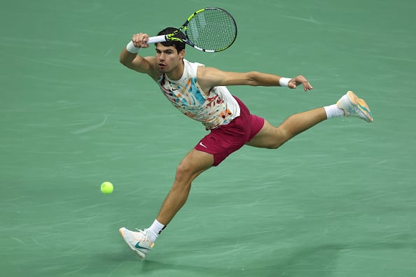 Aunque firmó golpes que levantaron a la grada, Alcaraz brilló especialmente escapando de las emboscadas que trató de tenderle Harris, sobre todo con su único quiebre en el tercer set.