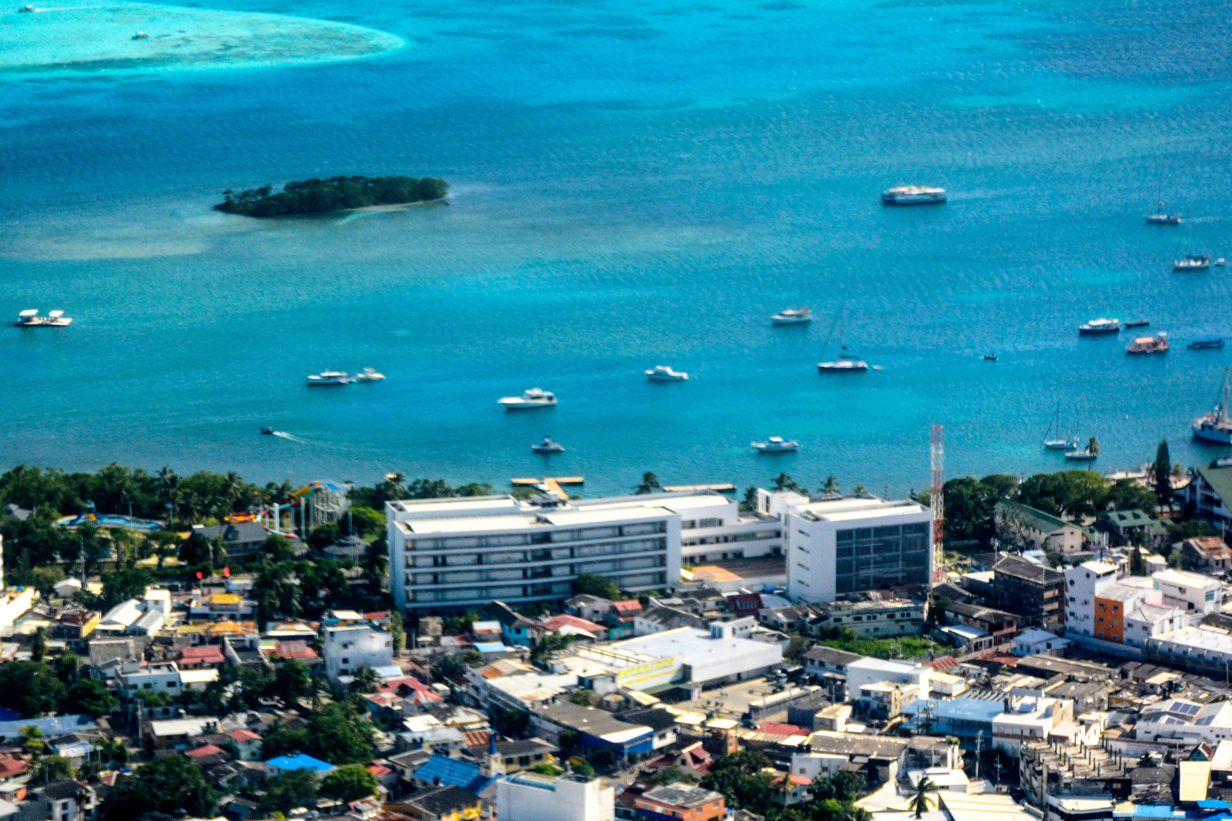 El destino del mar territorial colombiano en el occidente del Caribe fue definido por la Corte Internacional de Justicia, en respuesta a la demanda presentada por Nicaragua sobre la delimitación de la plataforma continental, en la cual la Corte de La Haya falló a favor de Colombia.