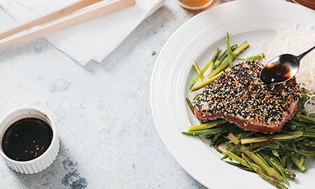 Mujeres embarazadas o en proceso de lactancia no deberían comer atún, según algunos especialistas. Su cantidad de mercurio pueden afectar al feto o al bebé.