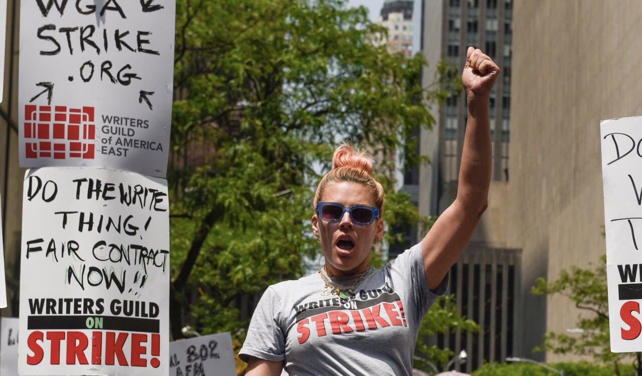 La actriz Busy Philipps, también está del lado de los guionistas de Hollywood