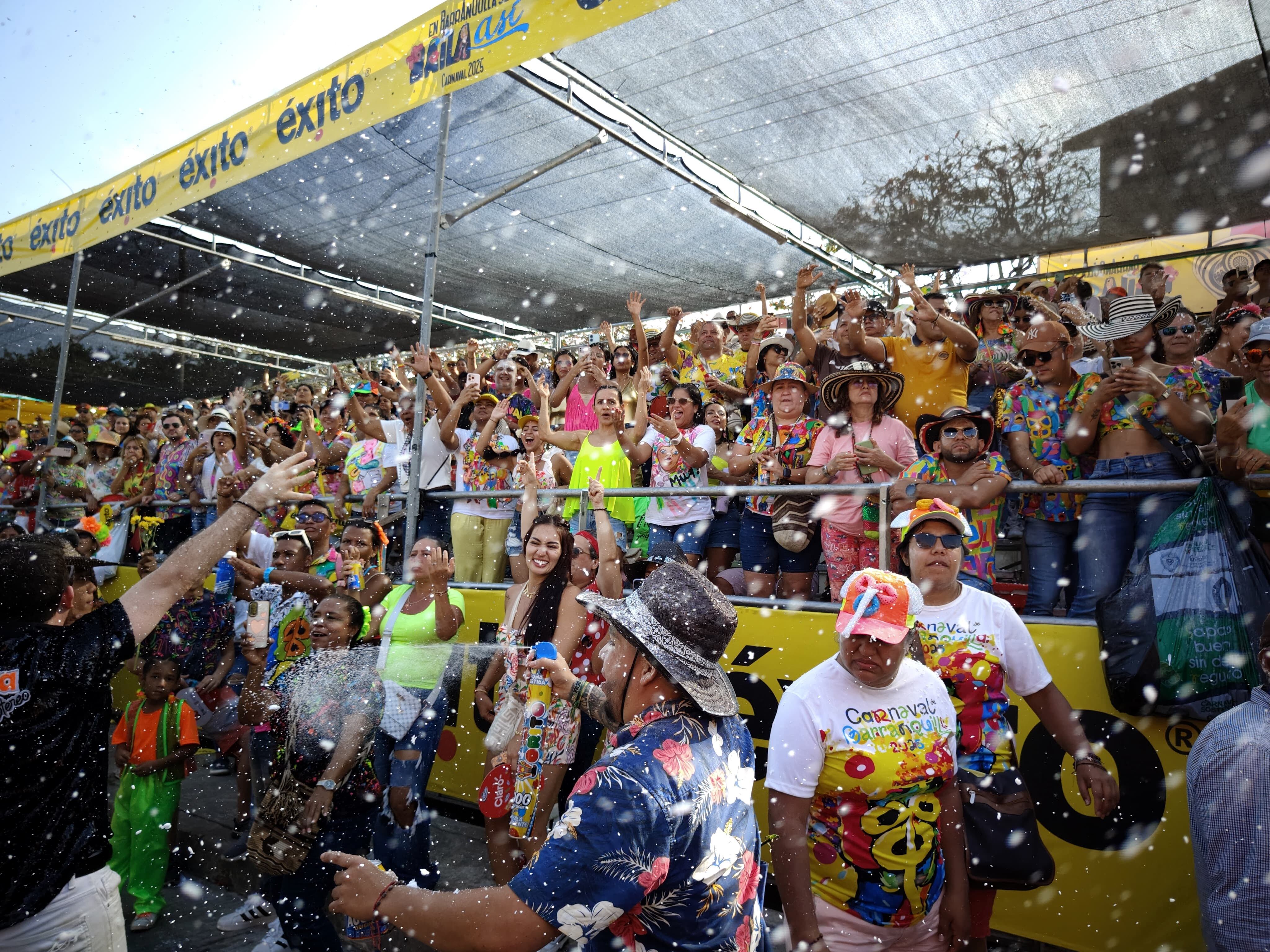 El carnaval de Barranquilla con  Batalla de flores dio inicio oficial a cuatro días de cultura, colorido, tradición, pero sobre todo una "gozadera total" para propios y extraños que en esta ocasión presentó una participación a  de 20 carrozas y estuvo a reventar en todo su recorrido por  la vía 40. foto José L Guzmán. El País.