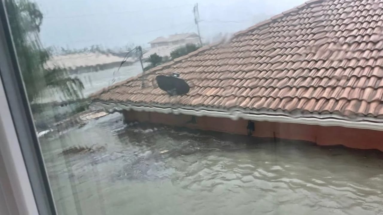 Aguas de más de un metro inundan ciudades costeras de Florida.