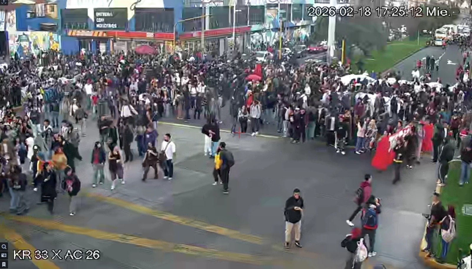 Manifestación de de estudiantes de la Universidad Nacional detiene en trafico por la calle 26 - X (@SectorMovilidad)