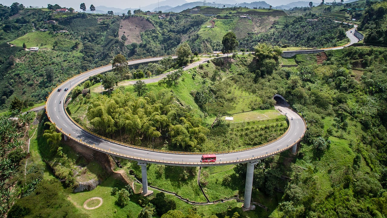 Vista aérea del Puente Helicoidal Pereira Manizales en Risaralda.