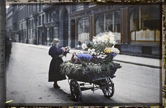 Une marchande de fleurs, en face du 53 rue Cambon, Paris, 25 juin 1918 Copyright Museé Albert Kahn