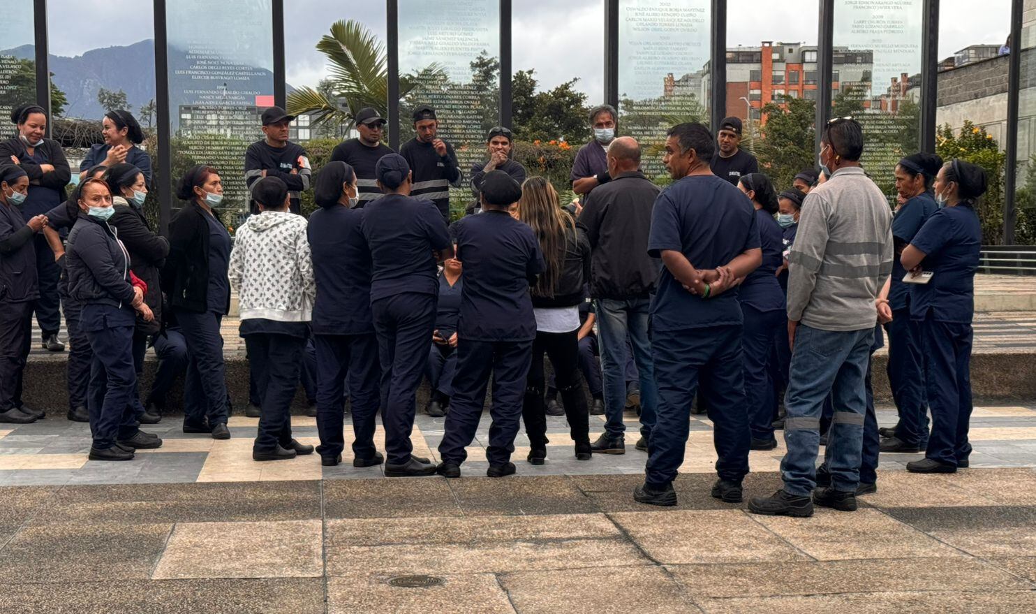 Empleadas de servicio en la Fiscalía protestan por falta de pago