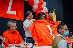 Gustavo Petro recibiendo la bandera del Partido Liberal en Risaralda