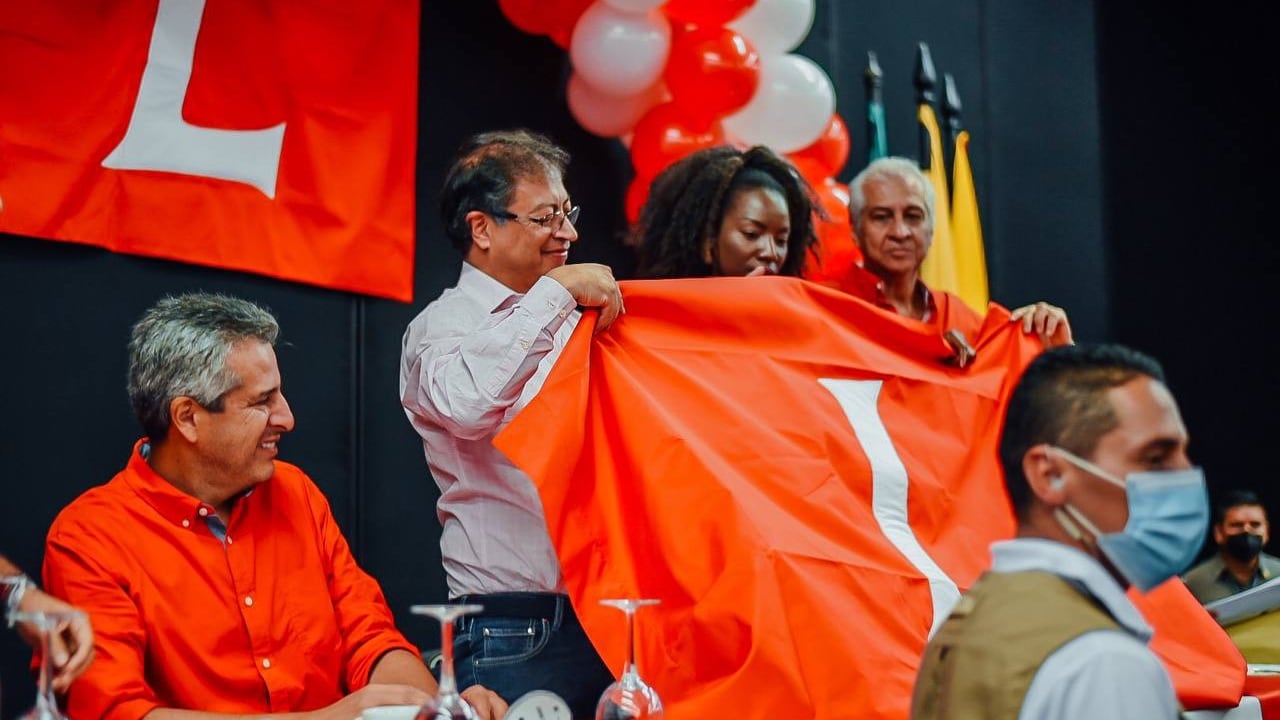 Gustavo Petro recibiendo la bandera del Partido Liberal, en Risaralda, el 21 de febrero de 2022