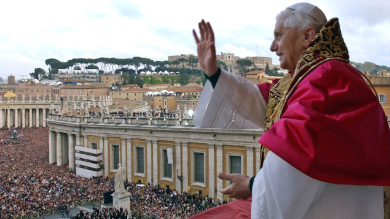 Llegó al papado en 2005 remando de espaldas, por decirlo así, con la barca del pescador Pedro: desde dentro de la Curia romana. Y para proseguir desde allí la política inquisitorial que había venido adelantando desde el cargo subalterno de gran inquisidor: la persecución de la nueva herejía, el relativismo. Ese fue el centro político de su pontificado.