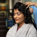 Masajear el cuero cabelludo es clave para su crecimiento.