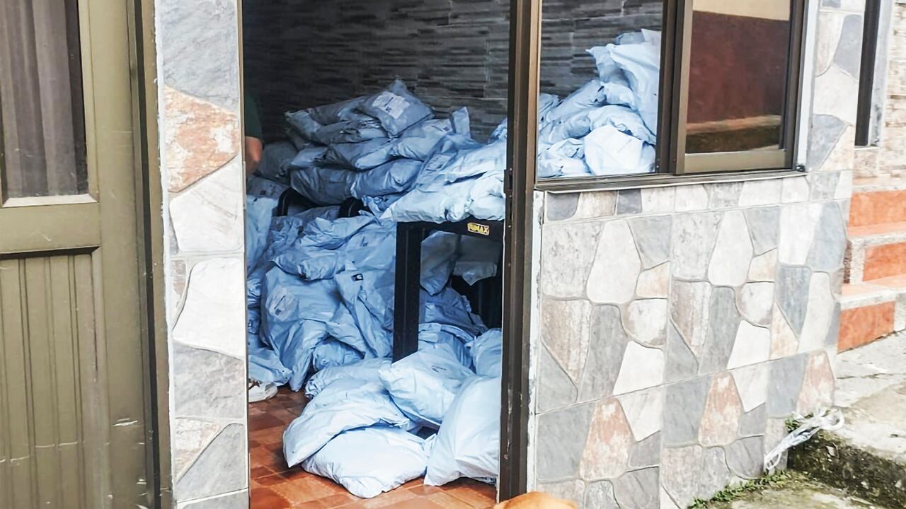 Bodegas con ropa china traída por envíos postales aparecen en varias ciudades y se promocionan en redes sociales.