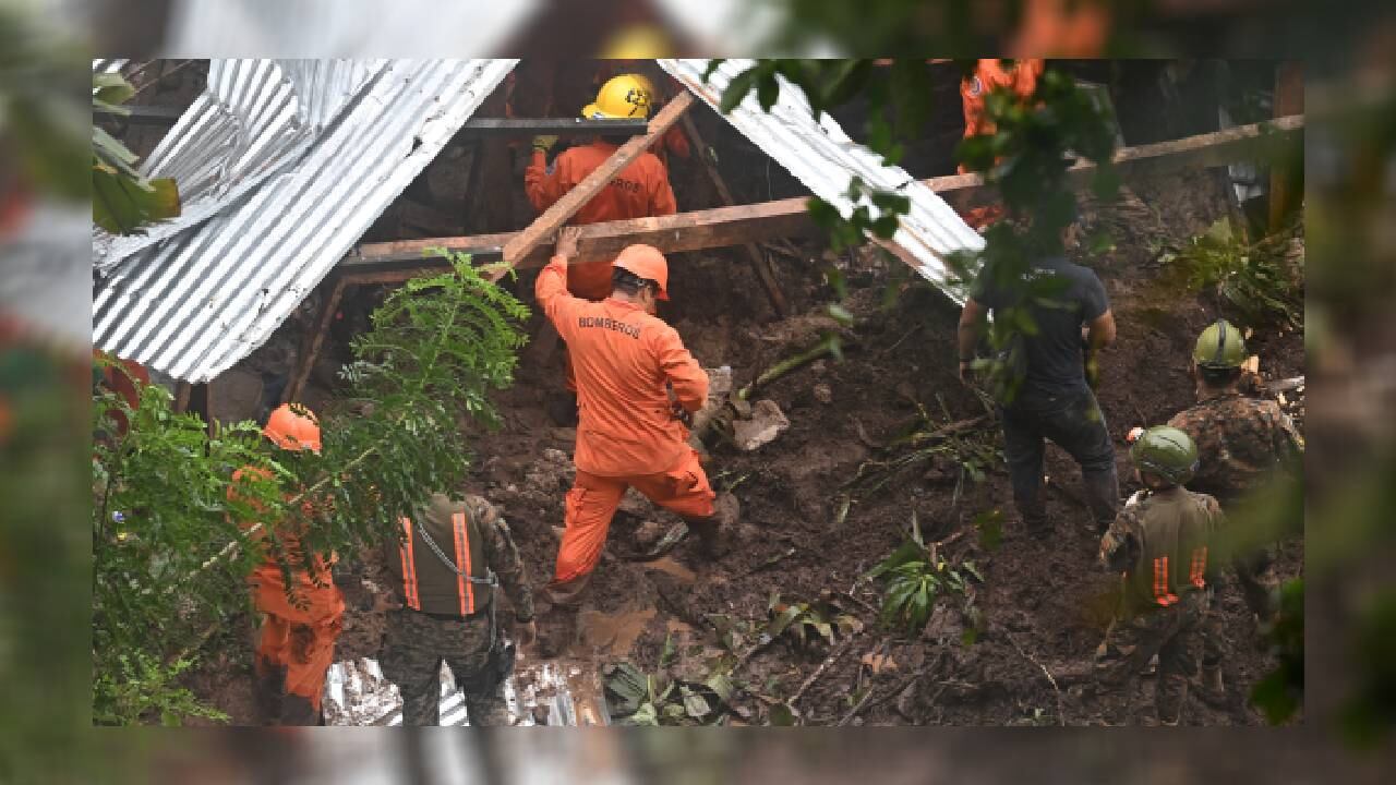 Deslizamientos de tierra en El Salvador han dejado múltiples víctimas mortales. - Foto: AFP / Autor: Marvin Recinos