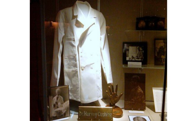 Este museo también exhibe algunos de los artículos personales del doctor Harvey Cushing, entre ellos una figura en bronce de su mano. Foto:oddthinsiveseen.com