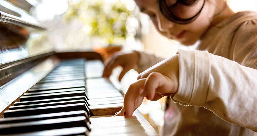 En las Escuelas de Formación Musical, los niños aprenden a tocar saxofón, trompeta, clarinete y otros instrumentos.