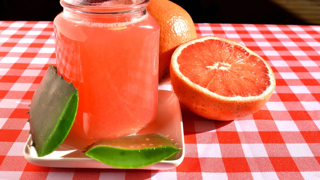 La toronja está conformada de un 90 % de agua, lo que ayuda a nuestro cuerpo a estar saludable.