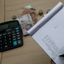 Revise cuándo deben pagarle por trabajar una jornada festiva o dominical.