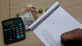 Revise cuándo deben pagarle por trabajar una jornada festiva o dominical.