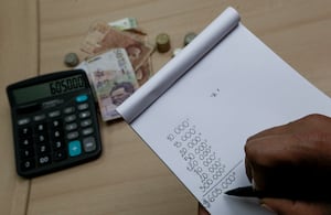 Revise cuándo deben pagarle por trabajar una jornada festiva o dominical.