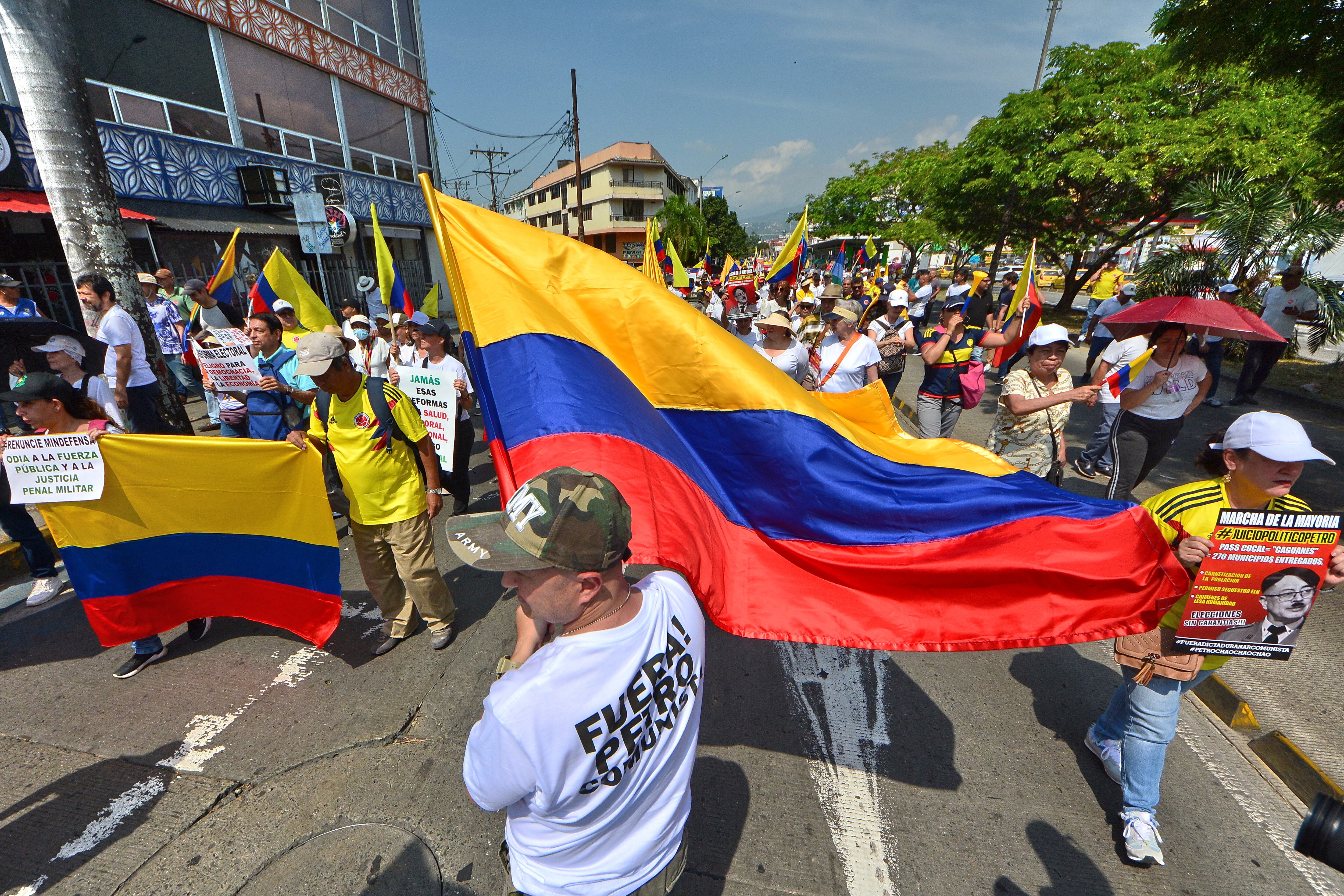 Más de 8 mil personas salieron a marchar en Cali contra las políticas del gobierno Petro.