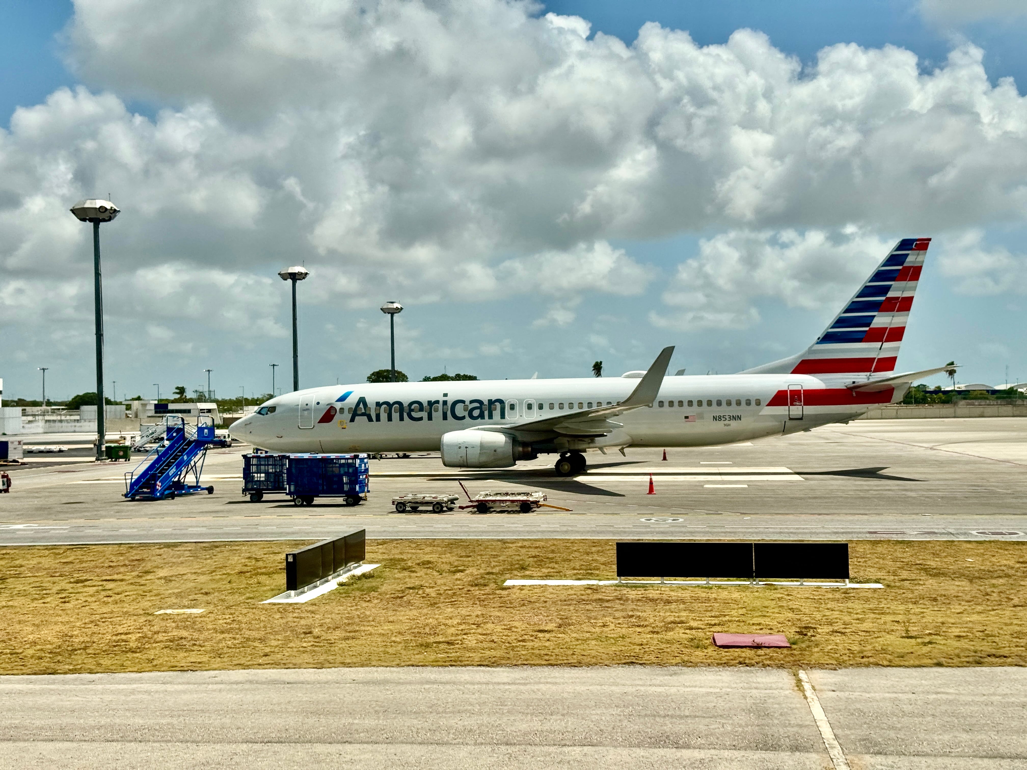 Aviones comerciales aterrizan en el Aeropuerto Internacional de Cancún, el más transitado de México para vuelos internacionales.