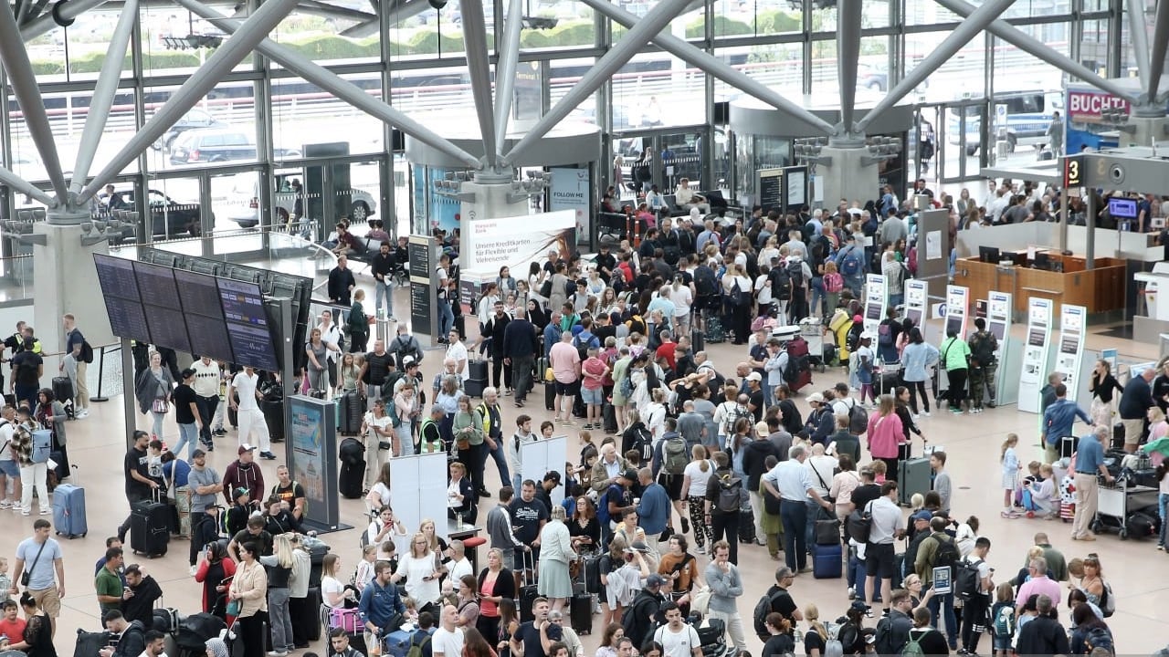 Hay caos en la terminal aérea de Hamburgo, Alemania.