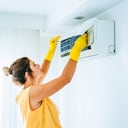 Así de fácil puede limpiar su aire acondicionado.